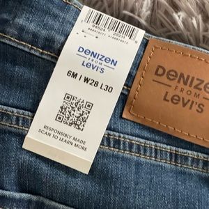 Brand new Levi’s mid-rise skinny jeans